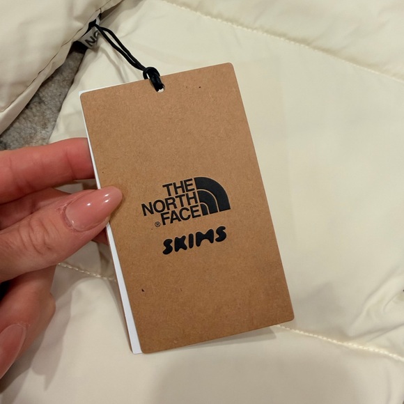 THE NORTH FACE X SKIMS Nuptse Scarf In Bone (slight flaw) - Picture 10 of 13